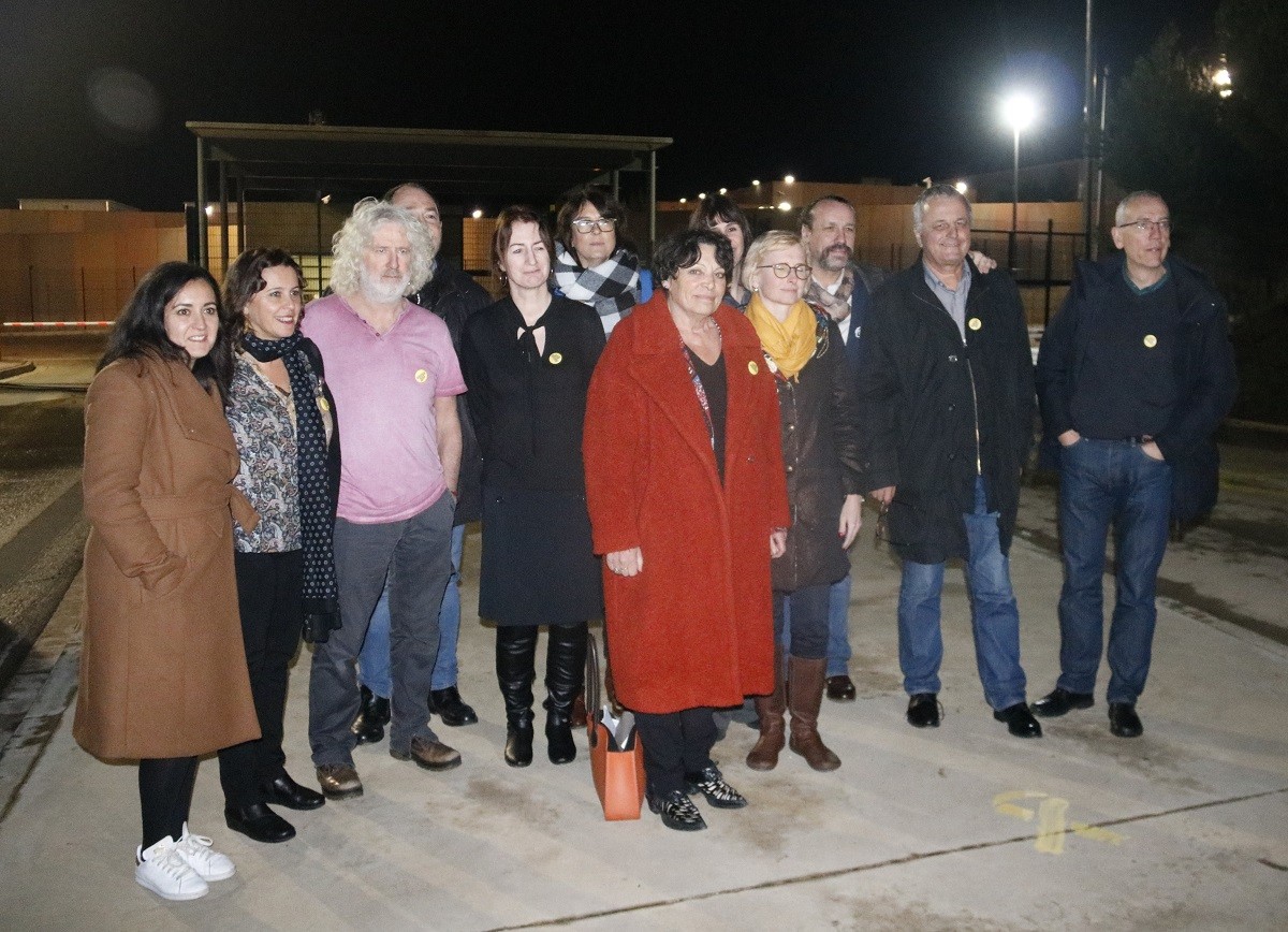 Una desena d’eurodiputats es queixen a les portes de Lledoners que hagin de conèixer el seu “company” Junqueras a la presó